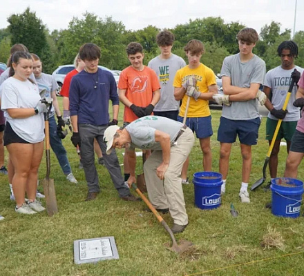 В Луисвилле католические школьники помогают хоронить неимущих мертвецов