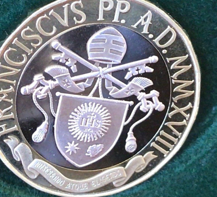 Gedenkmünzen und Briefmarken, die im Vatikan ausgegeben werden sollen