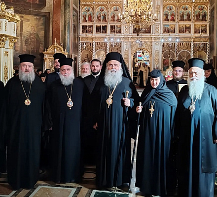 Его Блаженство Архиепископ Кипрский г-н Георгий во время паломничества в округ Прахова, Румыния