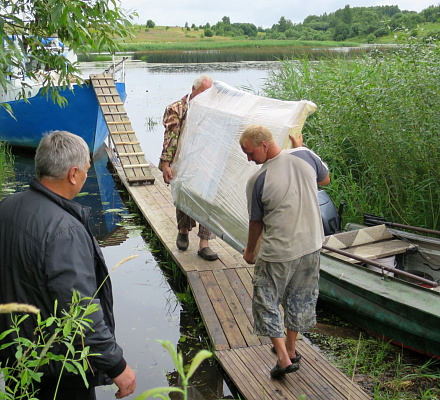 Die Ikonostase für den Kozhinsky-Tempel wurde auf dem Wasserweg geliefert