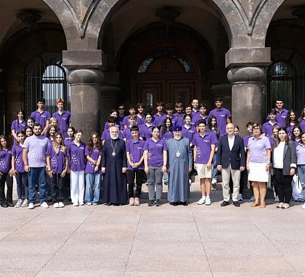 Католикос Всех Армян принял участников программы ВБС «Открой Армению»