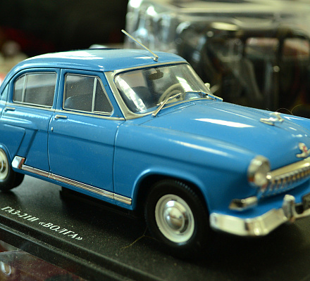 Großes Interesse an einem Kleinwagen. Das Museum in einer ländlichen Gemeinde in Mordowien zieht Hunderte von Menschen an