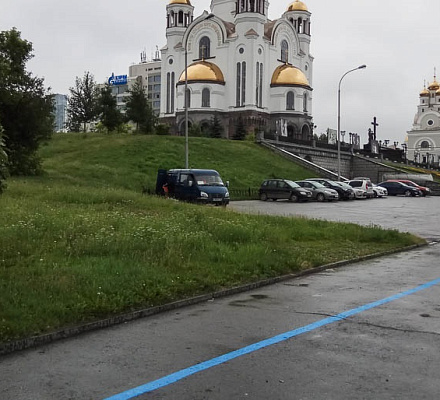 Orte in Jekaterinburg, die mit der Erinnerung an die königliche Familie verbunden waren, waren mit einer blauen Linie verbunden