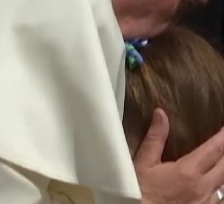 Der Segen und Kuss von Papst Franziskus befreit ein Kind von Hirntumor