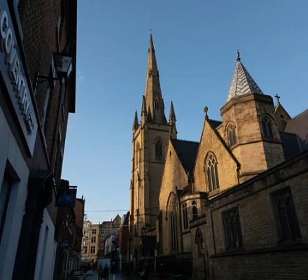 Полиция обвиняет подростка в нанесении ножевых ранений однокласснику в католической школе в Англии