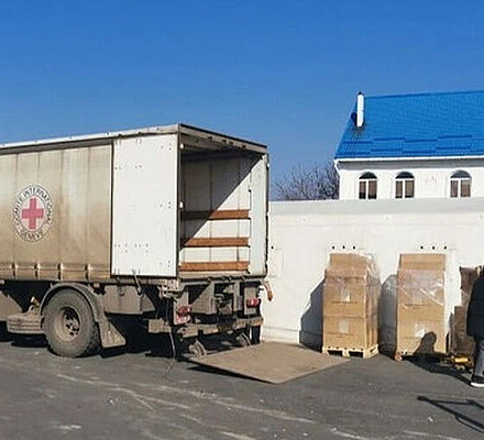 Международный комитет Красного Креста передал Патриаршей гуманитарной миссии партию емкостей для воды