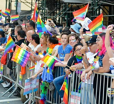 В американских штатах гей-парады отменяют или переносят из-за нехватки финансирования и «общего враждебного отношения»