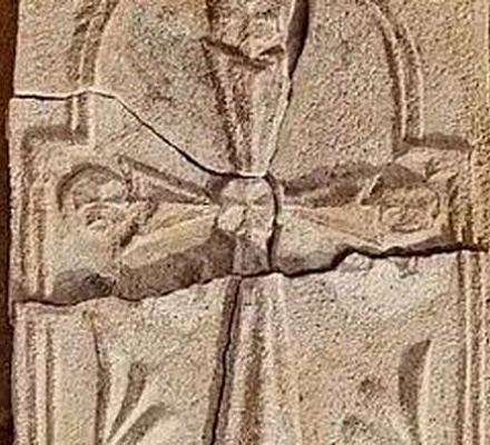 В ОАЭ на острове обнаружен 1400-летний крест среди руин раннего монастыря