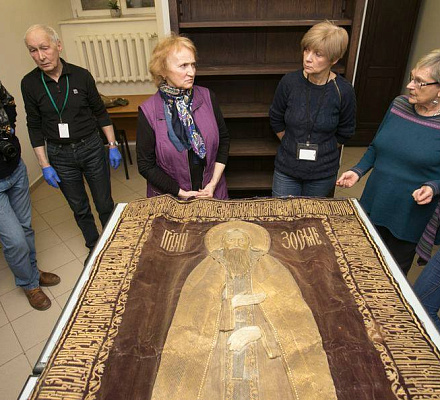 Das Leichentuch des Gründers des Solovetsky-Klosters wurde in den Lagerräumen des Museums gefunden