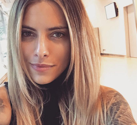 Das schockierende Model aus Deutschland spielte Werbung für das Bild des gekreuzigten Christus