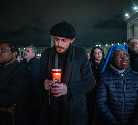 LIVE UPDATES: Папа стабилен, принимает Евхаристию, говорится в субботнем заявлении Ватикана о состоянии здоровья