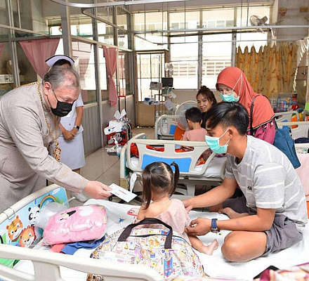 Приходы Таиландской епархии передали помощь онкобольным детям Бангкока