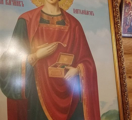 Eine Ikone des großen Märtyrers Panteleimon der Heiler wurde im Dimitrovgrad-Tempel befriedet