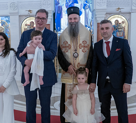 Патриарх Порфирий крестил маленького Лазаря из Косово и Метохии