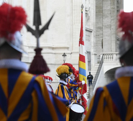 Чем занимается швейцарская гвардия, пока Папа Франциск находится в больнице?