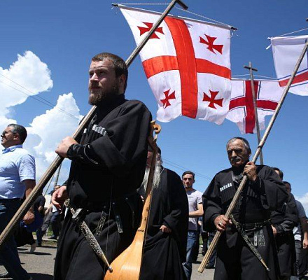 Der Präsident von Georgia nahm an der Gebetsprozession zum Gedenken an St. Nina teil