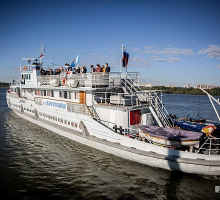 Die Schiffskirche „Saint Andrew the First-Called“ machte sich mit einer gemeinnützigen Mission auf eine Reise entlang des Ob.