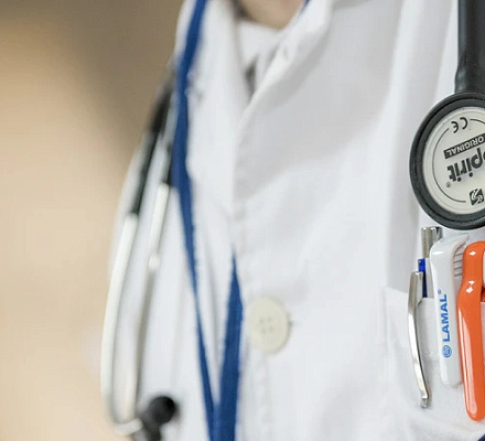 Иск: Город принял ответные меры против католической больницы за отказ от досмотра на наркотики в "полости тела