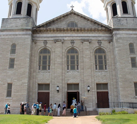 Архиепархия Сент-Луиса отвергает комментарии пастора, выступающего против запрета на лечение трансгендеров