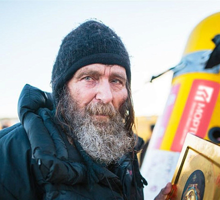 Der Reisende Fjodor Konjukowow machte eine religiöse Prozession auf dem Luftweg