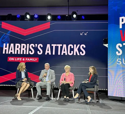 Участники саммита "Молись, голосуй, стой" осуждают программу правительства, направленную на борьбу с абортами