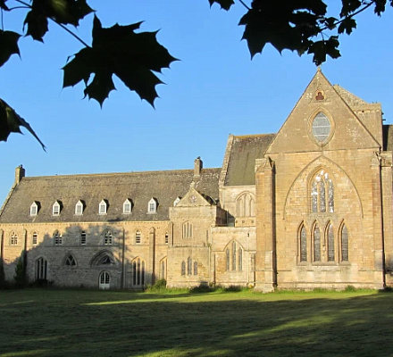 Аббатство Плюскарден в Шотландии: самый северный бенедиктинский монастырь в мире