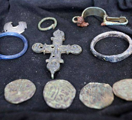 Seltenes Bronzekreuz und andere im alten Perperikon entdeckte Artefakte