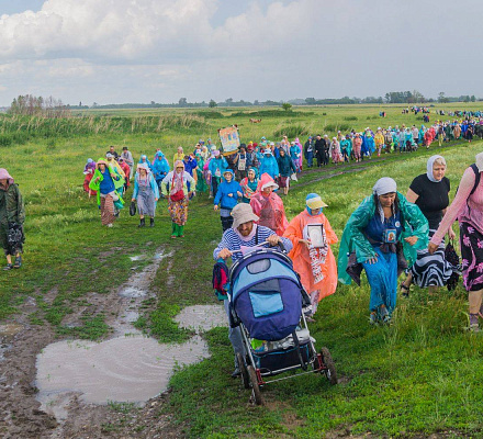 Im Altai findet eine religiöse Prozession zum Hauptschrein der Region statt