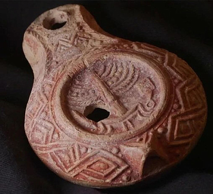 В Иерусалиме обнаружена 1700-летняя масляная лампа с символикой Второго Храма