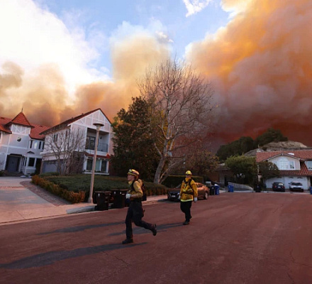 Дикие пожары в районе Лос-Анджелеса разрушают церкви, закрывают школы