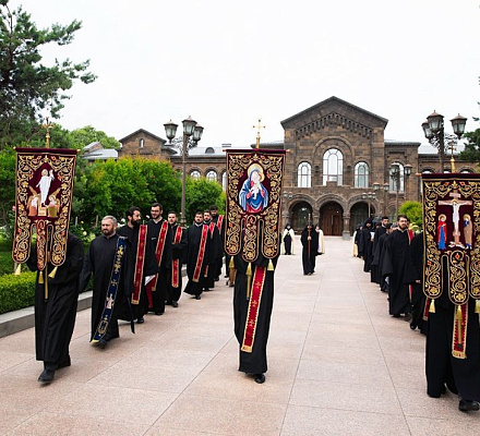 Мощи святого Ованеса Карапета перенесли в монастырь Шогакат