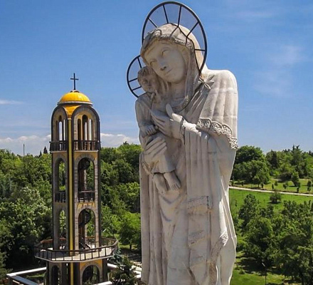 Statue der Jungfrau und des Kindes in Haskovo