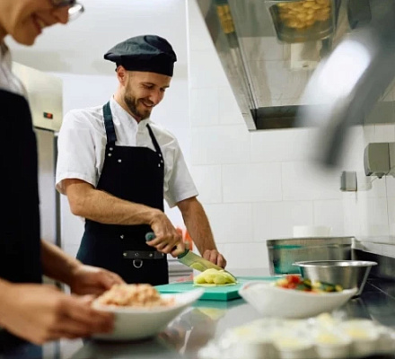 В меню конклава кардиналов нет пасты карбонара и крепких спиртных напитков