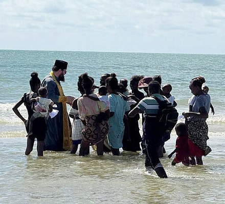 Патриарший экзарх Африки крестил в водах Индийского океана 22 жителя Мадагаскара