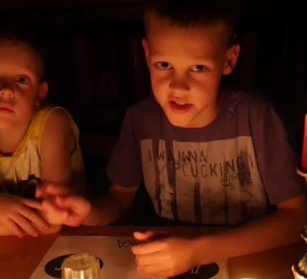 Exorzisten schlagen Alarm über das Kinderhandbuch, um Dämonen zu beschwören