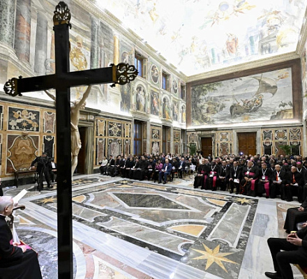 Папа Франциск говорит, что его больше беспокоит человеческий интеллект, чем искусственный интеллект